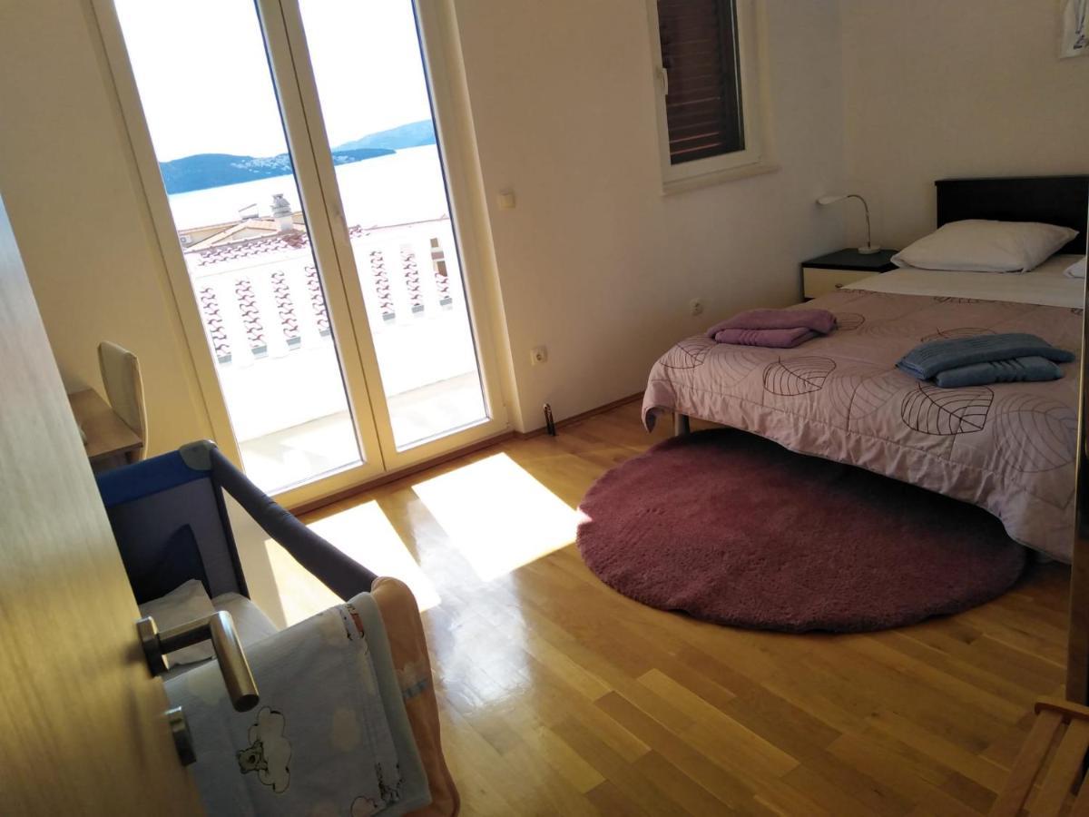 Apartment Mia - Spacious Apartment On 85 M2 With Beautiful Sea View Trogir Exterior foto