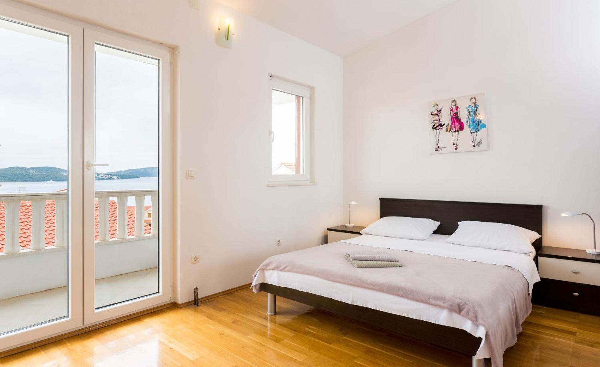 Apartment Mia - Spacious Apartment On 85 M2 With Beautiful Sea View Trogir Exterior foto